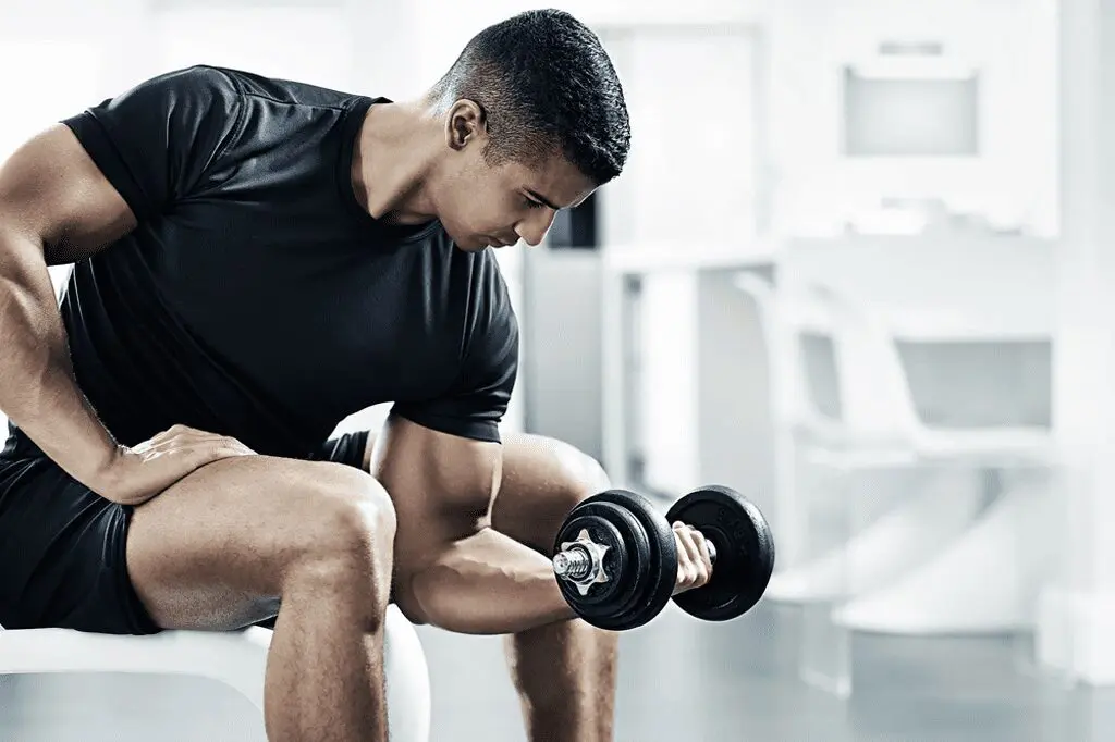 A man is lifting some weights in the gym