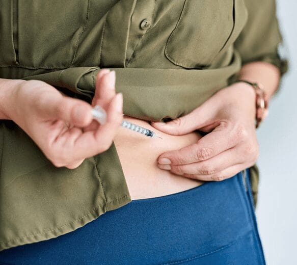 A person is measuring their waist with a needle.